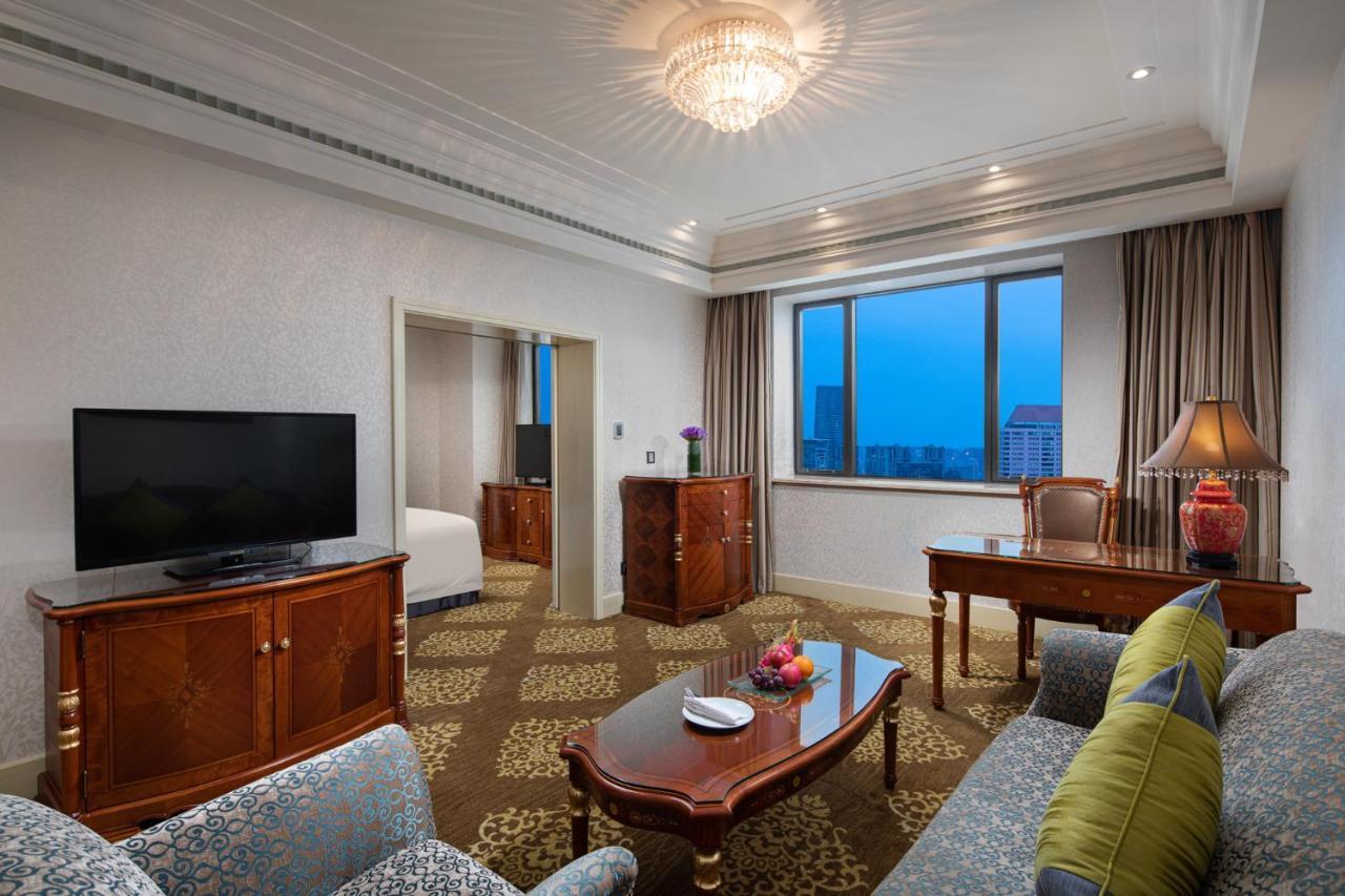 Crowne Plaza Shanghai Nanjing Road By Ihg Exterior photo A suite at the hotel