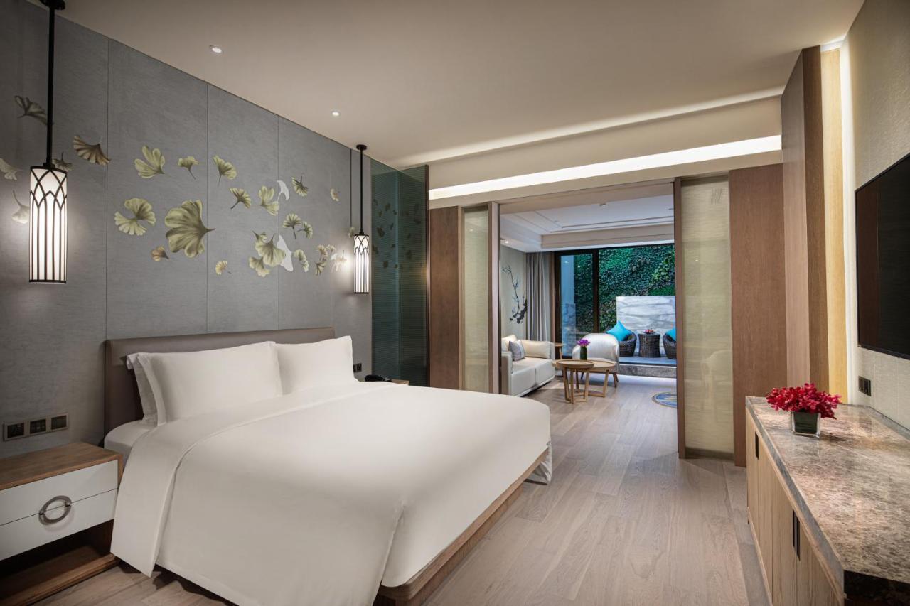 Crowne Plaza Shanghai Nanjing Road By Ihg Exterior photo Deluxe Suite