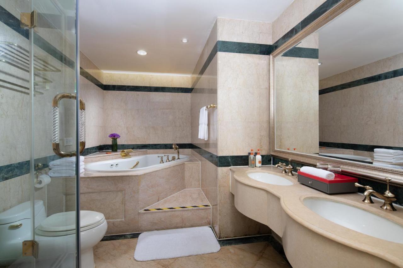 Crowne Plaza Shanghai Nanjing Road By Ihg Exterior photo A bathroom in a hotel