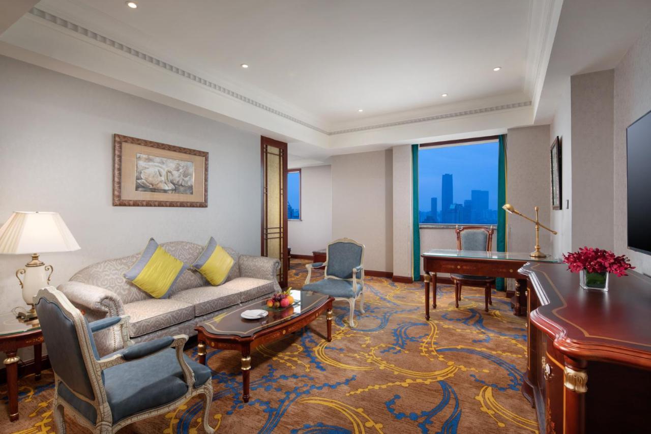Crowne Plaza Shanghai Nanjing Road By Ihg Exterior photo A suite at the hotel