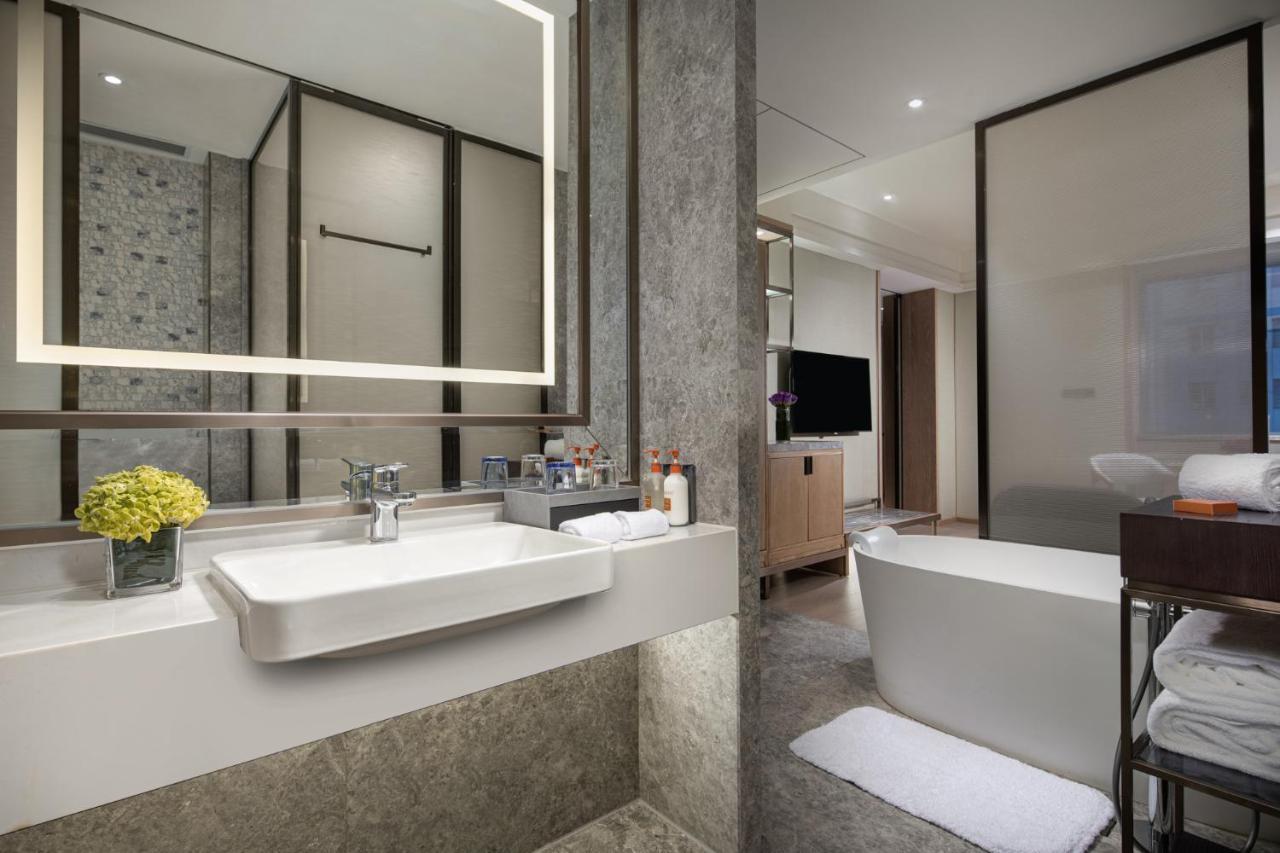 Crowne Plaza Shanghai Nanjing Road By Ihg Exterior photo Bathroom