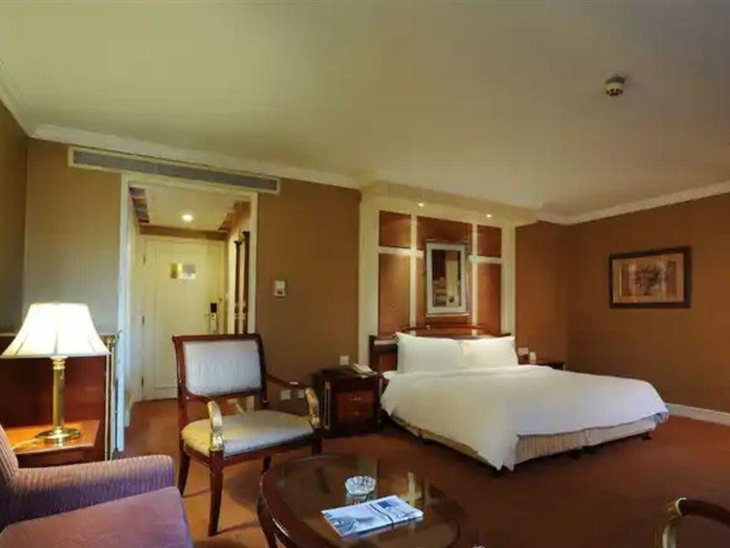 Crowne Plaza Shanghai Nanjing Road By Ihg Exterior photo A room at the hotel