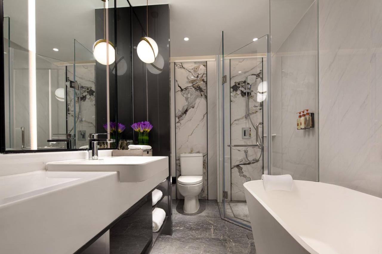 Crowne Plaza Shanghai Nanjing Road By Ihg Exterior photo Bathroom