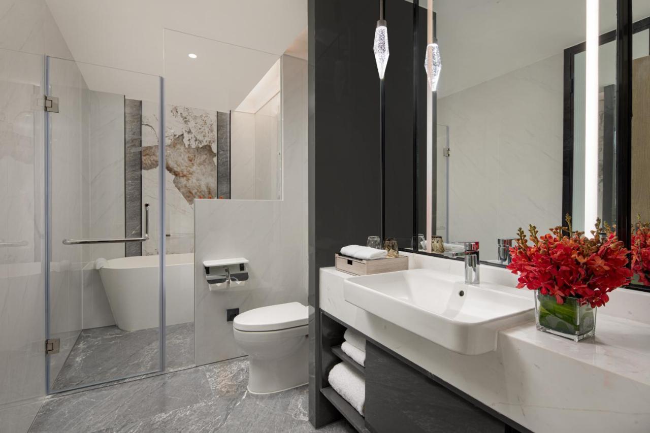Crowne Plaza Shanghai Nanjing Road By Ihg Exterior photo A bathroom