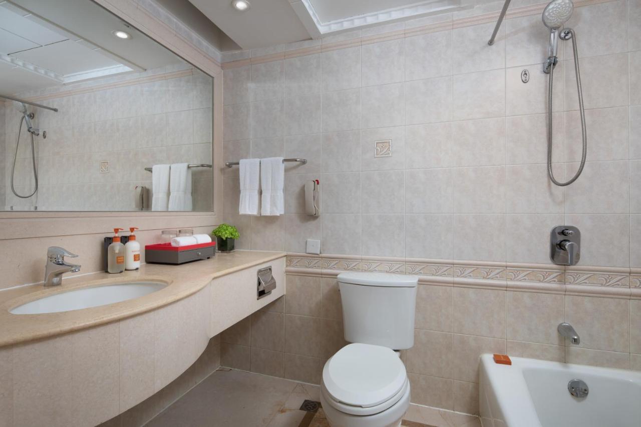 Crowne Plaza Shanghai Nanjing Road By Ihg Exterior photo Bathroom