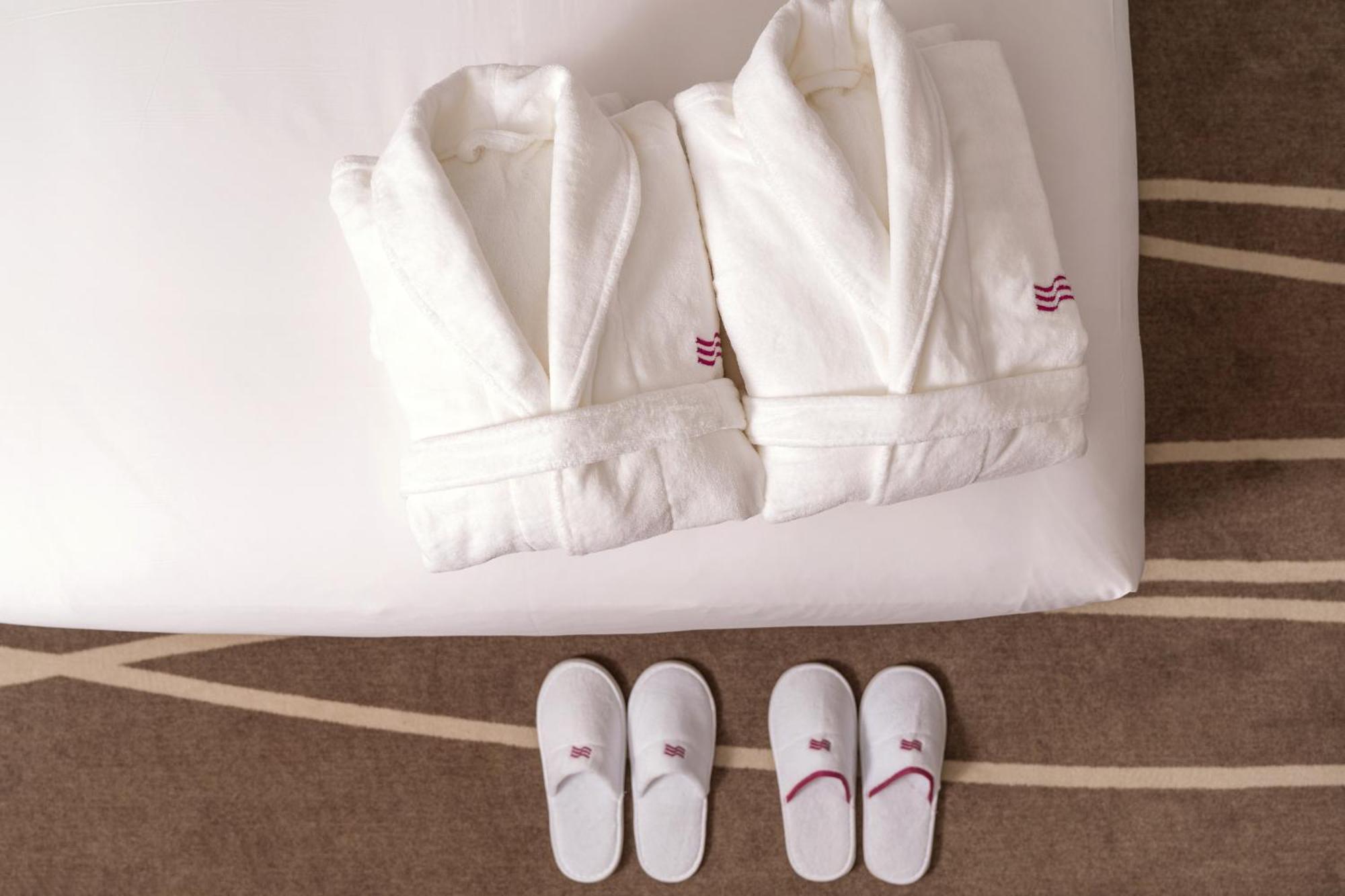 Crowne Plaza Shanghai Nanjing Road By Ihg Exterior photo Bathrobe and slippers